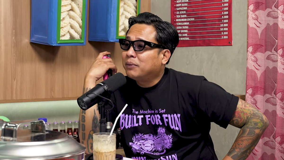 insidefolkative's tweet photo. Gofar: Gue dulu siaran di Hard Rock FM ya, Gedung Sarinah Thamrin 

Risa: Heiii saya pernah dengarrr terjadi sesuatu disitu 

Gofar: lantai 8?
Risa: waktu promo Homogenic, mau cerita ngga? 

Gofar: gue cerita dulu ya kwkwk pertama kali gue masuk hardrock hari ke-2, buka lift, pengajian semua, 'ada apa ni?', iya baru ada yg kesurupan, ke satpam "bang disini sering banget kejadian di wc cewek", oh gitu, uda nih gue bilang ah udalah gua santai-santai aja

gua siaran sore dong, malem balik, operatornya besok bilang ke gua, operatornya baru juga, jam 12 kan masi jagain lagu dong operator, ada anak kecil gini 👦pake baju belanda, bule, "anak bule siapee jam 12 malem" 🤣🤣

nelpon anak2 ga ada yang angkat 🤣🤣 lu pernah? 

Risa: Pernah, promo homogenic disitu, terus ke wc cewe. waktu itu udah beres acara promonya, ah gua mau ke toilet udlu ya dianterin si Dina kan, terus ke toilet, duduk tuh diujung, terus diujung kan kayak ada sapu tuh ada rambut2 sapu gitu kan, "na na lu masih disitu" "masih masih", nah si rambut itu tiba-tiba mundur..mundur..makin manjang sampai ke ujung kaki. "Dinaaa", ini ada siapa ga disitu, ngga ada siapa2, aduh itu rambutnya beneran kayak maju terus akhirnya wah ini ngga bener ini pasti setan, akhirnya keluar pintu, tarik si Dina, nah dari pas tarik itu ngeliat bgt diujung toilet, kan ada kaca, itu diujung ada cewek ngadep ke tembok, nempelin kepalanya, rambutnya tuh sampe ke wc, terus larilah langsung pencet2 lift, akhirnya masuk, sebelum pintunya masuk , neeeenggg masuk ke dalem , ke dalem lifttt, akhirnya keliatan bgt mukanya jelas, iya deketin gue 

Gofar: bule ato lokal kalo itu? 
Risa: Lokal kalo itu. rambutnya hitam panjangg bgt
