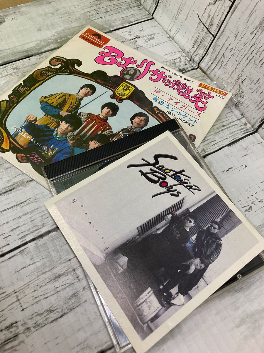 bookyangmal's tweet photo. 어젯밤 양말도서관.
현재, 과거, 미래.
타임머신이 있다면 여러분은 어느 시대로 가고 싶으세요?
나는 1967년의 일본과 1991년의 한국!
The Tigers와 서태지와 아이들의 공연을 직접 보러 갈 거다! 
ㅋㅋ
감사합니다~
( ^^) _旦~~ 
#ヤンマルノート #ソウルの達人 https://t.co/2k7jzZmI5d