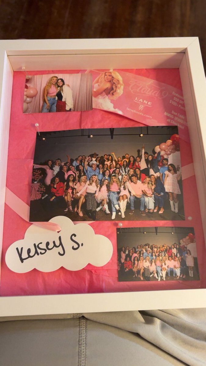 kelsluvsmeg's tweet photo. @krystabridgett I wish I saved some tissue paper from the h&amp;h but it’s all in my shadow box and I don’t wanna take it apart l https://t.co/lqslBgI5Uo