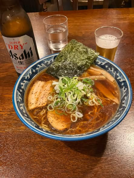 MonthlyBOATRACE's tweet photo. #gohimura
移動の途中で高山ラーメン。最近は技巧をこらしたラーメンが多い中、昔ながらの味に好感です。お客さんに若い子が多いのは、アニメの影響のようです。君の名はのシーンが受けたみたいです。ボートはモンキーターンがありますが、淡い感じのアニメが必要かも。 https://t.co/M7HFk8DcUe
