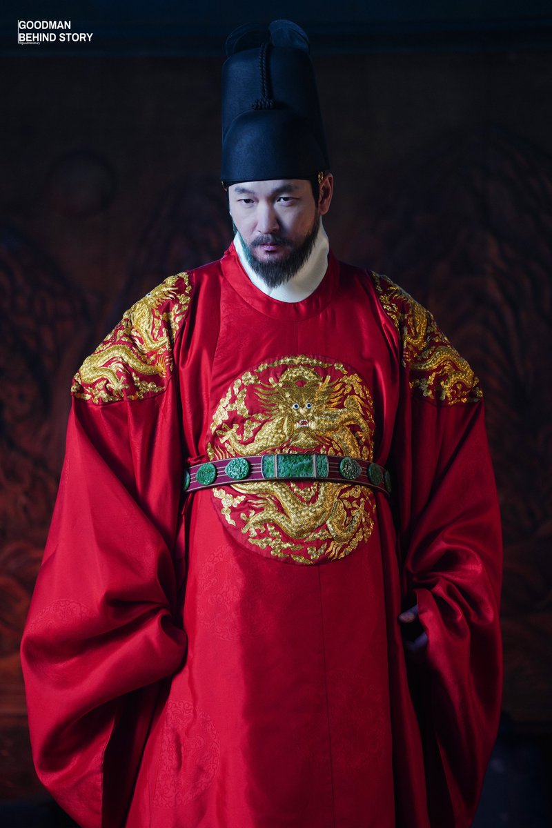 goodmanstoryent's tweet photo. [#조승우 #CHOSEUNGWOO]
'왕'의 존재감이 가득했던 승우 배우의
넷플릭스 시리즈 <동궁> 포스터 촬영 비하인드 zip 👑

한 컷 한 컷 감탄만 나왔던 현장!
승우 배우와 함께 비하인드를 만나보세요 🖤 https://t.co/WFQGPAwBGP