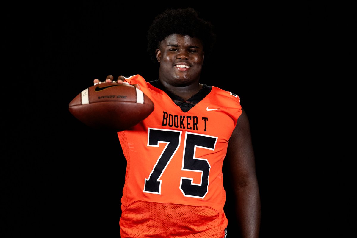PrepRedzoneOK's tweet photo. UPDATE: Our @BookerTFootball Preview Now Features 2027 DL &amp; Kansas State Commit Joseph Graves (@X2Graves) As He Has Returned To #OKPreps For His Senior Year. 
👇🔗FULL PREVIEW🔗👇 
https://t.co/FBcsdlZ76O https://t.co/2j3nSs7Ilp