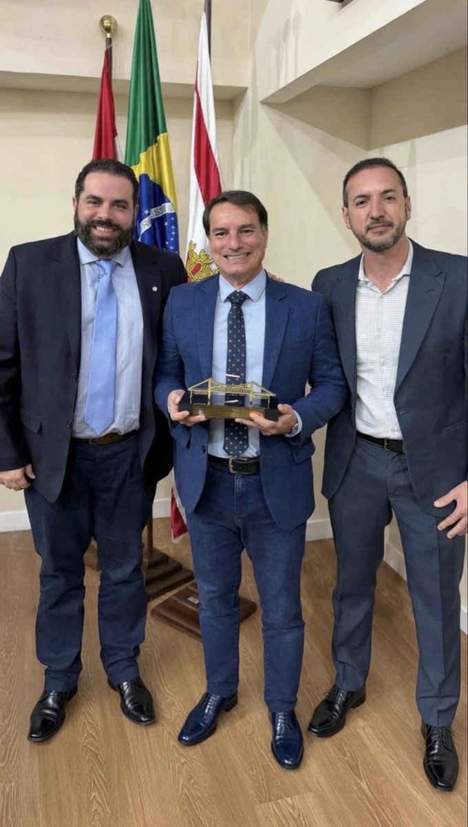 rotores442's tweet photo. Hoje, recebi com orgulho a digníssima homenagem da Câmara de Vereadores de Florianópolis, por indicação de seu presidente @joaocobalchini, o Troféu Pedro Medeiros que é o reconhecimento aos cidadãos que contribuem com a região continental da metrópole. 
Obrigado Floripa. https://t.co/lNCfGGdl2l