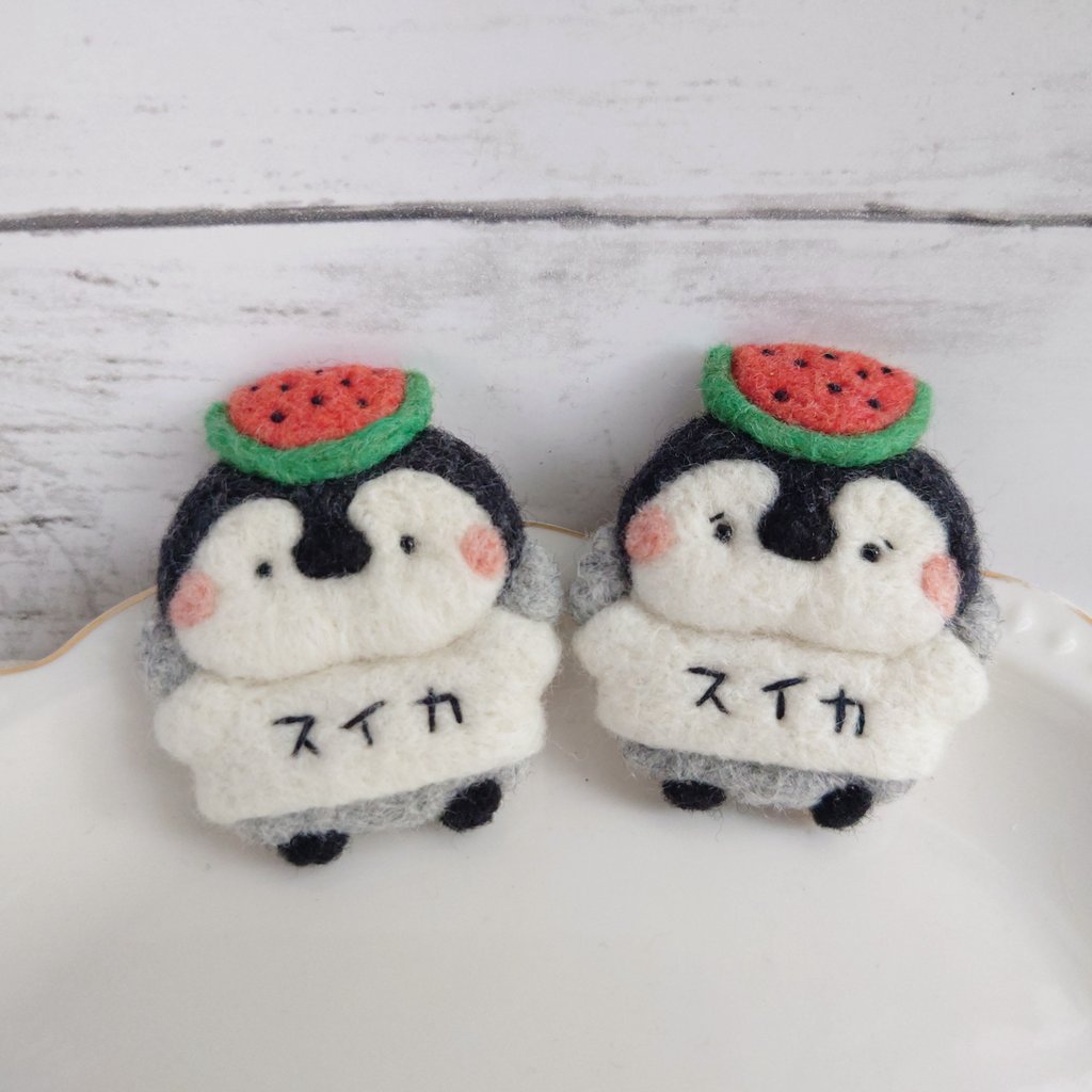 Raiku_rei's tweet photo. 暑いから水分補給しっかり～🍉🥄

っとスイカ好きころっぺ達

 #ペンぎょ展2026 in東京 浅草橋
開催中です🐧°･🐠
 #ペンぎょ展 https://t.co/6xS3HLDHb8