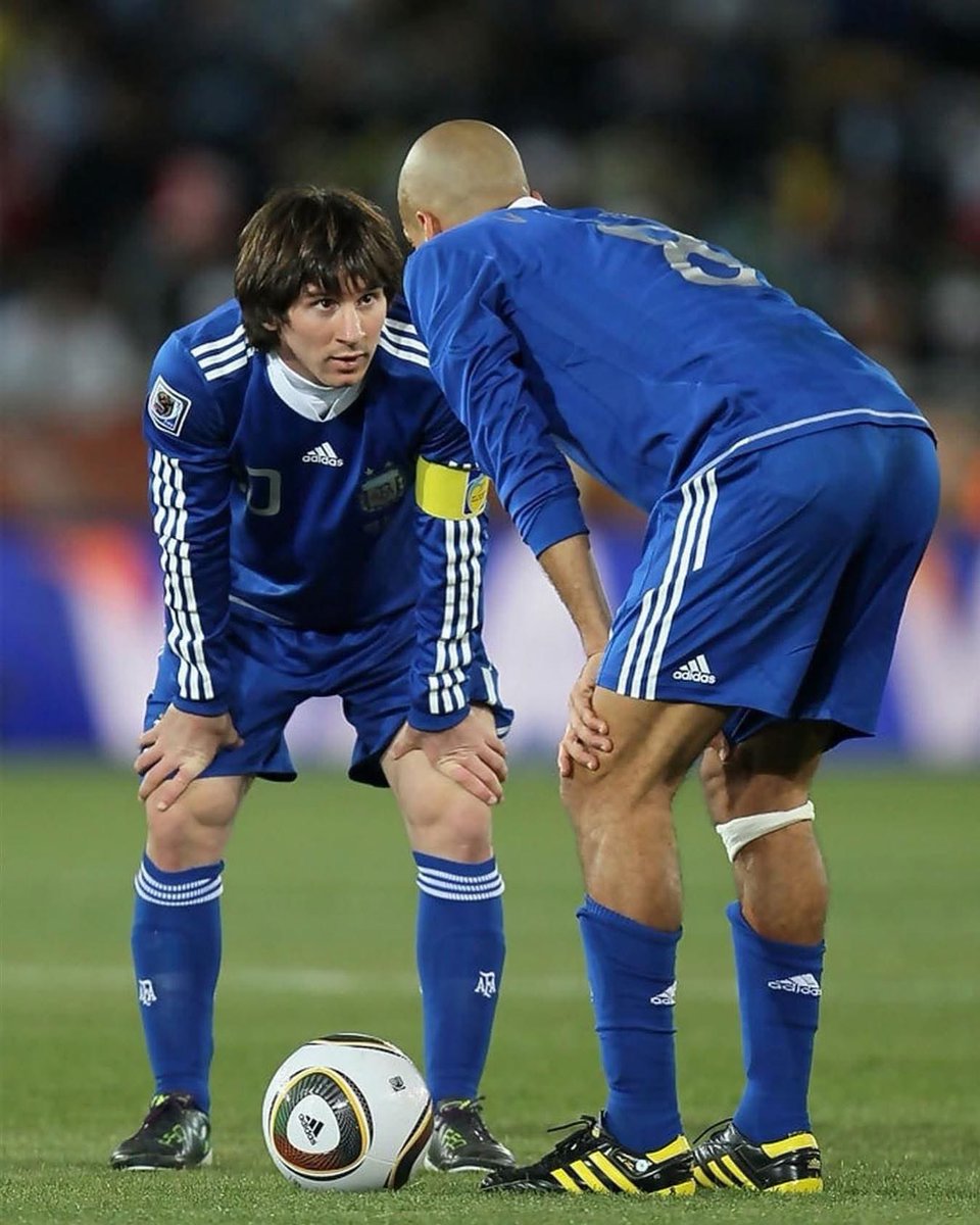 golesendir_'s tweet photo. Dieciséis años atrás. Leo Messi celebraba su cumpleaños 23 en el Mundial de Sudáfrica 2010 en una habitación que compartió 40 días con Juan Sebastián Verón en Pretoria. La Brujita tenía tres mundiales encima, su liderazgo era furioso. También infundía miedo y respeto. Ese fue el personaje que escogió Maradona para que acompañara a Leo en la Copa del Mundo en la que ya aterrizaría como la figura de Argentina. ¿La misión? Fungirlo como el líder espiritual del plantel. 

Con mirada perdida, Messi se la pasaba viendo los DVD que repartía como un contrabandista Javier Mascherano: se veía la serie de El Cartel de Los Sapos, acerca de narcotraficantes colombianos. Pero su tranquilidad se esfumó cuando Diego llamó a su habitación dos días antes del tercer partido de la fase de grupos ante Grecia. “Vos vas a llevar el brazalete de capitán”.

Esas 48 horas, cuenta Verón, lo vio más nervioso que nunca. El partido no tenía nada que ver… era más bien lo que tenía que hacer antes: dar un discurso. Quitarse cinco tipos de encima, tranqui, pero decir 13 palabras seguidas le costaba una vida. “Qué digo?”. “Decí lo que sentís y te va a salir solo”, respondió la Brujita. 

Un líder silencioso. Que no le gusta ser el tipo que más se hace notar, el que más grita, el que más escupe. En la cancha hablamos. Y en Catar tuvo un ataque maradoniano: le hizo el festejo de Riquelme a Van Gaal como símbolo de fútbol sudamericano. Necesitábamos un símbolo y Messi nos lo ofreció. Qué mirá, bobo, qué mirá. 

Pero había un fastasma, que hasta hoy, la vida no le tenía a Messi: los ingleses y las Malvinas. Cuarentón, corrió, metió y generó de sus pies la remontada épica en los últimos minutos. Leo no fue Diego, fue Messi. 

El Avatar está completo.