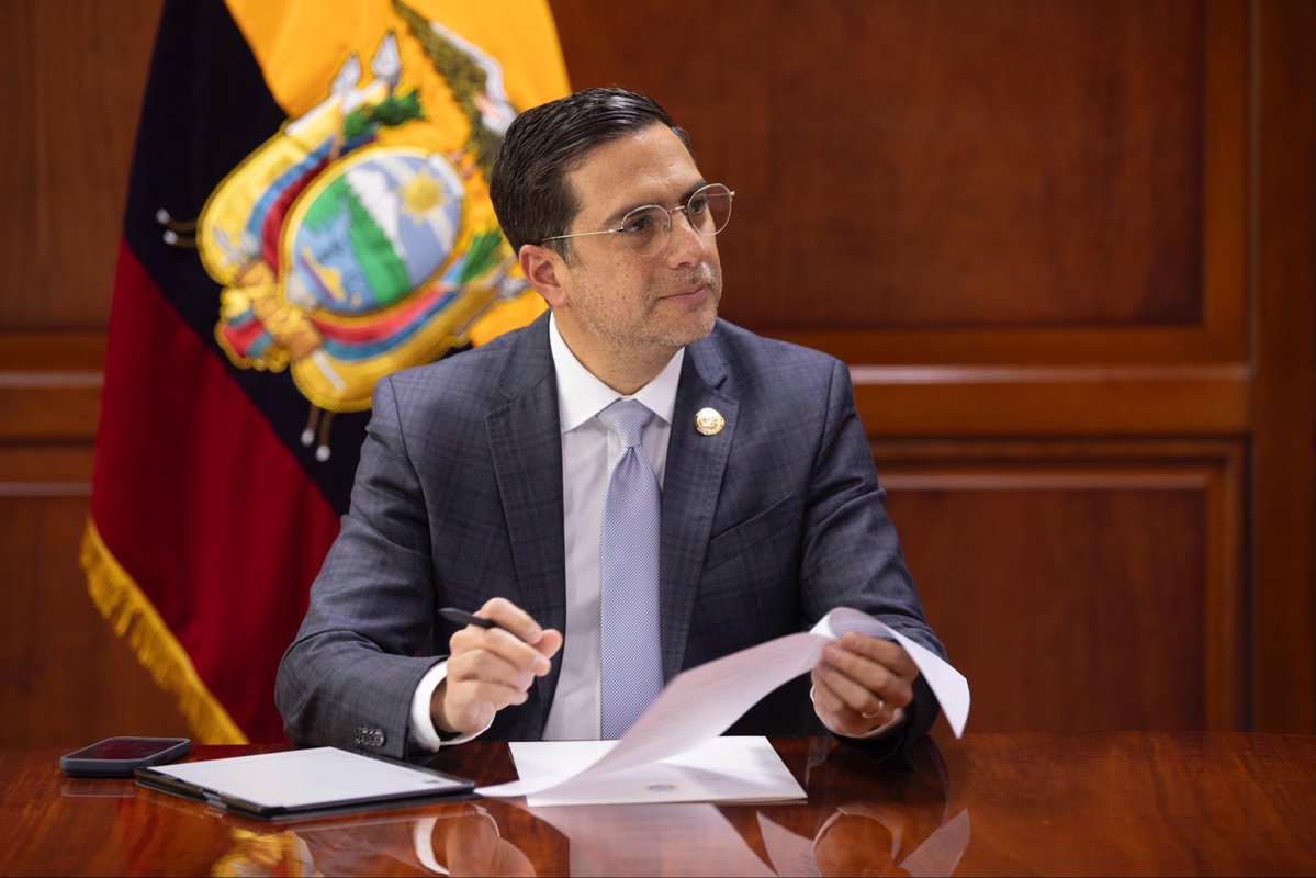 CancilleriaEc's tweet photo. Consolidamos alianzas para el desarrollo.

El canciller @robertokuryec recibió a la representante del BID en Ecuador, Ignez Tristao, con el propósito de fortalecer la cooperación bilateral y profundizar las acciones conjuntas en materia de desarrollo sostenible, fortalecimiento institucional e iniciativas orientadas a la movilidad humana.

Durante el encuentro, revisaron los avances de la cooperación que el organismo impulsa en el país, entre ellos el Sistema Nacional Integrado de Información sobre la Movilidad Humana (SNIIMH).

Asimismo, destacaron los 65 años de cooperación, así como el respaldo del organismo a programas de migración circular segura, ordenada y regular que amplían las oportunidades para los ecuatorianos.

El Canciller reiteró que Ecuador mantiene sus puertas abiertas a iniciativas que generen oportunidades para las familias ecuatorianas.