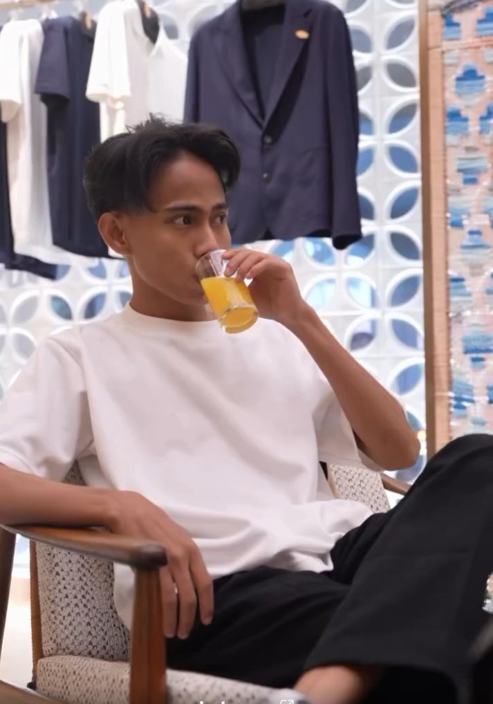 MiskinTV_'s tweet photo. Ini siapa sih????
Emang masih laku ya cara2 'flexing' gini buat cari korban baru? https://t.co/gLKIlQBqi8