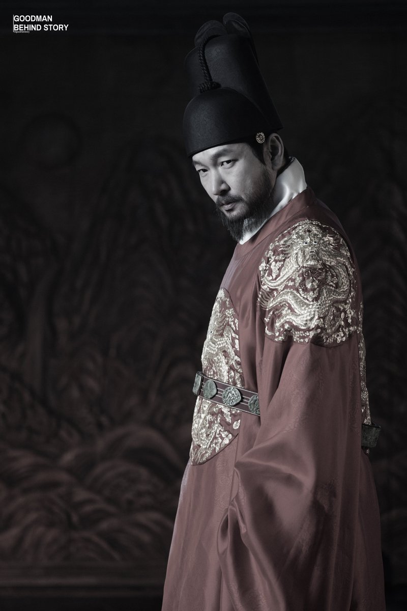 goodmanstoryent's tweet photo. [#조승우 #CHOSEUNGWOO]
'왕'의 존재감이 가득했던 승우 배우의
넷플릭스 시리즈 <동궁> 포스터 촬영 비하인드 zip 👑

한 컷 한 컷 감탄만 나왔던 현장!
승우 배우와 함께 비하인드를 만나보세요 🖤 https://t.co/AJoPpD0IUP