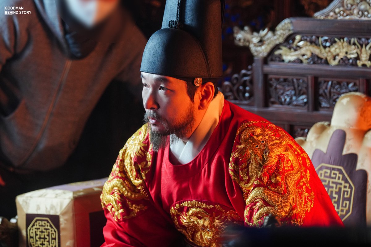 goodmanstoryent's tweet photo. [#조승우 #CHOSEUNGWOO]
'왕'의 존재감이 가득했던 승우 배우의
넷플릭스 시리즈 <동궁> 포스터 촬영 비하인드 zip 👑

한 컷 한 컷 감탄만 나왔던 현장!
승우 배우와 함께 비하인드를 만나보세요 🖤 https://t.co/TkrYvGHSMS
