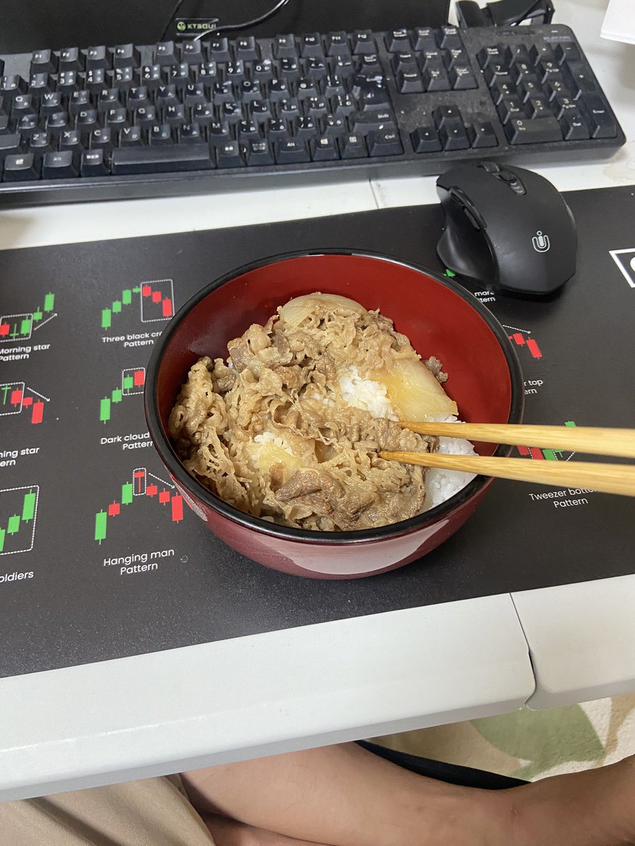 gihuboy's tweet photo. もう笑うわ
震源地のど真ん中に俺はいた
朝ごはんはいただいた牛丼とごはん https://t.co/Swcg3oM1kP