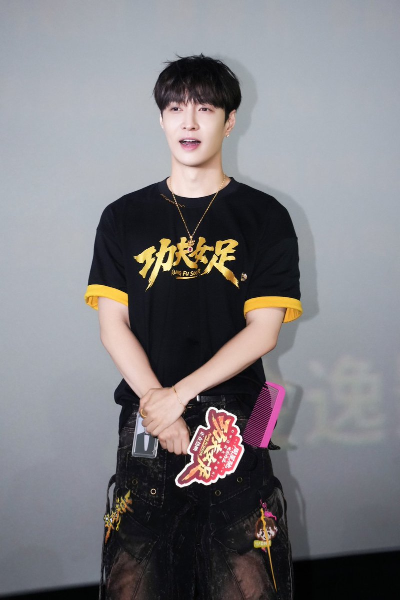 lay_studio's tweet photo. At the Shenzhen roadshow for Kung Fu Soccer, @layzhang parachuted into Shenzhen with a whole bundle of laughs, delivering pure, pressure-relieving, absurd comedy that had everyone in stitches. Let's laugh our hearts out together!
#LAY #LayZhang https://t.co/1ByqndL40D