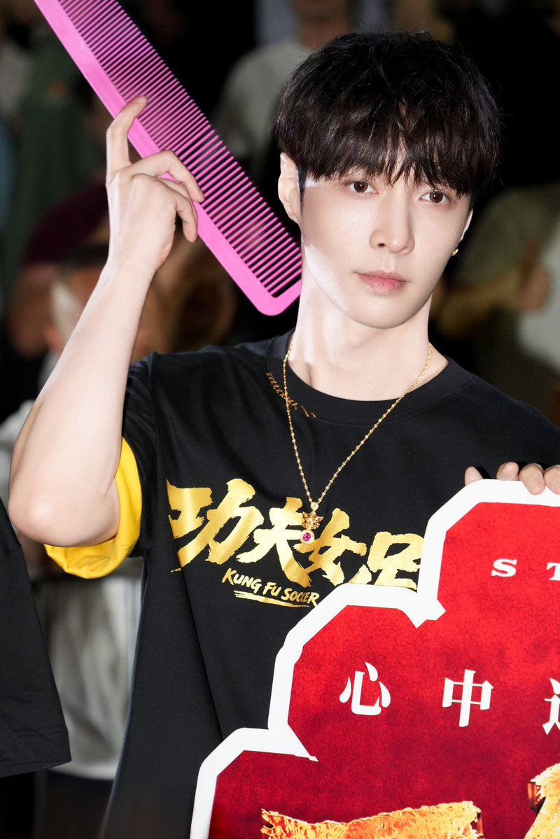 lay_studio's tweet photo. At the Shenzhen roadshow for Kung Fu Soccer, @layzhang parachuted into Shenzhen with a whole bundle of laughs, delivering pure, pressure-relieving, absurd comedy that had everyone in stitches. Let's laugh our hearts out together!
#LAY #LayZhang https://t.co/1ByqndL40D