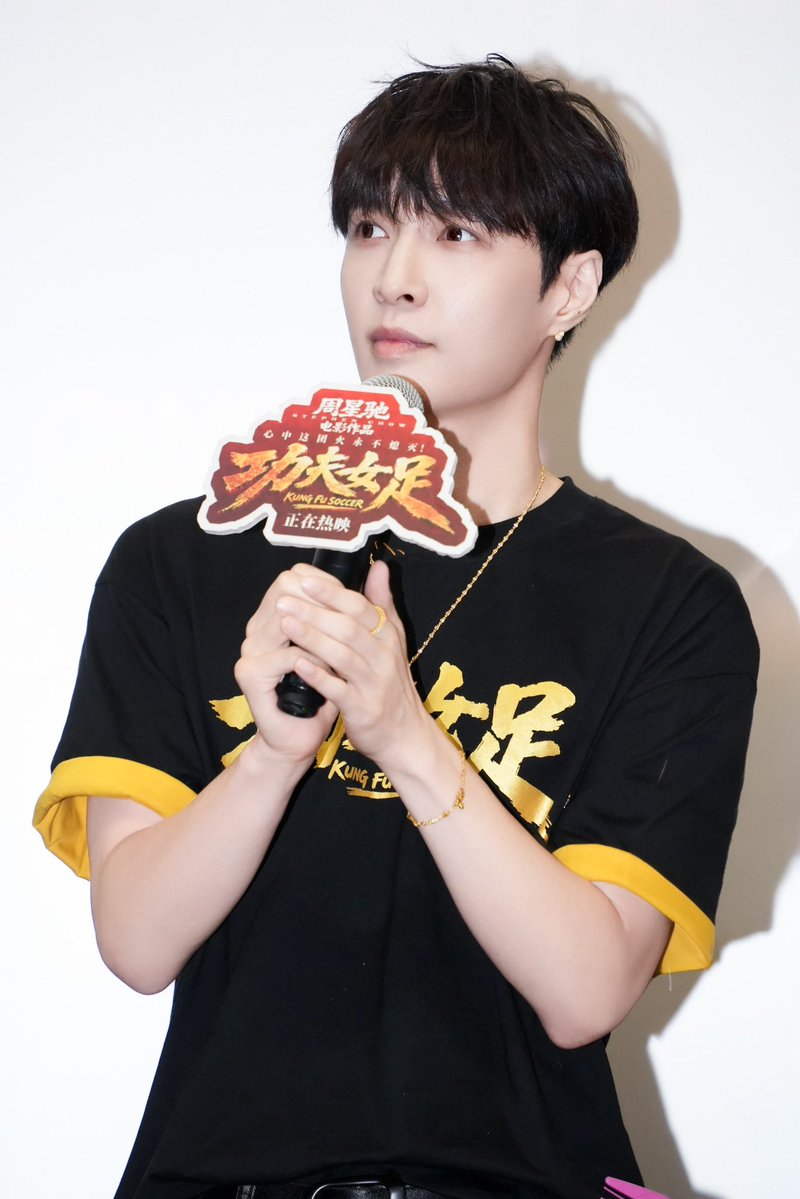 lay_studio's tweet photo. At the Shenzhen roadshow for Kung Fu Soccer, @layzhang parachuted into Shenzhen with a whole bundle of laughs, delivering pure, pressure-relieving, absurd comedy that had everyone in stitches. Let's laugh our hearts out together!
#LAY #LayZhang https://t.co/1ByqndL40D