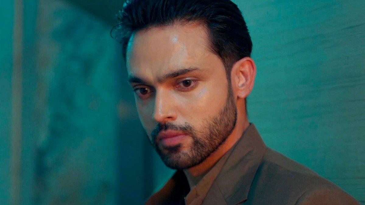 Itsurgurl_AS's tweet photo. “piche jaye toh musibat na jaye toh aur badi musibat, 𝒑𝒂𝒕𝒂 𝒏𝒂𝒉𝒊 𝒉𝒂𝒎𝒂𝒓𝒆 𝒃𝒂𝒈𝒉𝒂𝒊𝒓 7𝒕𝒉 𝒔𝒂𝒂𝒍 𝒊𝒏𝒉𝒐𝒏𝒆 𝒌𝒂𝒊𝒔𝒆 𝒈𝒖𝒛𝒂𝒓 𝒍𝒊𝒚𝒆”

The moment he heard the word "KHOON"... 😭

Nafrat ka rishta is progressing nicely. 🤭

[#seherhonekohai #maher] https://t.co/YrVwSHBApi