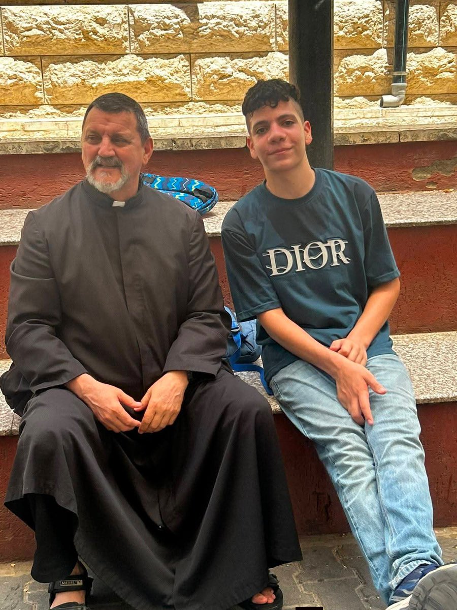 PGabRomanelli's tweet photo. «El deporte puede ser un instrumento muy útil para el desarrollo integral de la persona»
🎙️ Benedicto XVI

⚽ En la Escuela de Verano de Gaza, cada partido es una oportunidad para sonreír, compartir y seguir sembrando esperanza. https://t.co/cV2KTDE2PN