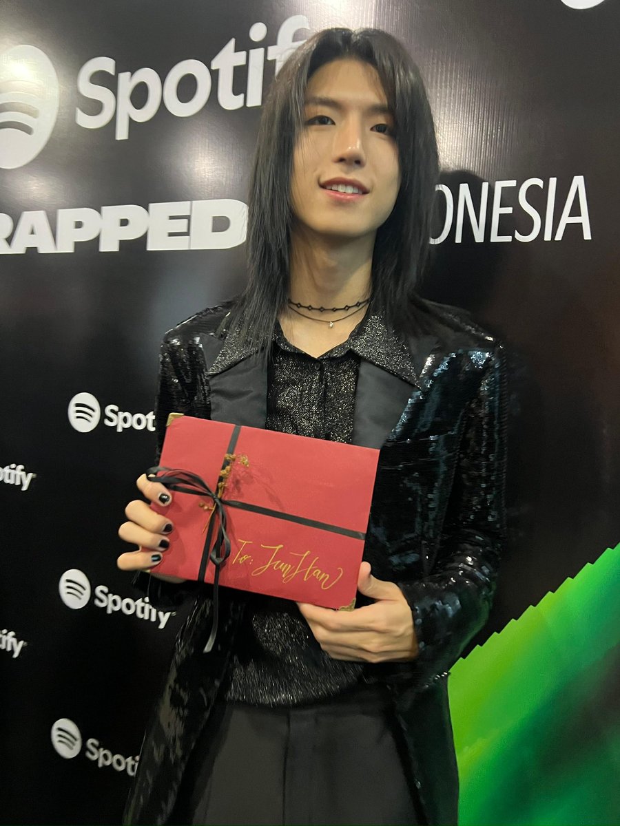 rumiichin's tweet photo. Junan nerima surat yg kutulis tangan yg isinya curcol soal Dear  H dan portrait painting dia di mvnya. Sama nyeletuk explore prog &amp; math rock 🙂‍↔️🙂‍↔️ https://t.co/Tuxue6ERfe