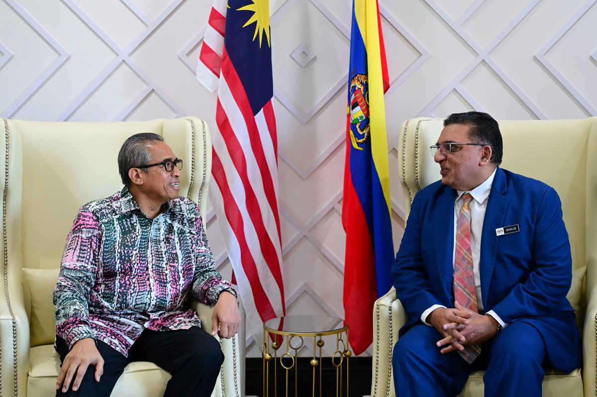 shamsulazribakr's tweet photo. Pagi ini menerima kunjungan hormat TYT Dato’ Mohd Khalid Abbasi Abdul Razak, Duta Besar Malaysia ke Belgium, Luxembourg dan Kesatuan Eropah di pejabat.

Pertemuan ini menjadi ruang bertukar pandangan mengenai usaha mempererat hubungan dua hala Malaysia–Belgium, Luxembourg dan Kesatuan Eropah khususnya dalam memperluas kerjasama strategik yang memberi manfaat kepada kedua-dua negara.

Saya turut dihadiahkan coklat Godiva, jenama terkenal dari Belgium. Mungkin ramai yang tidak mengetahui bahawa kira-kira 30 peratus kandungannya menggunakan minyak sawit Malaysia, satu lagi cerminan hubungan perdagangan dan sumbangan komoditi negara di pentas antarabangsa.

Dank u. 🇲🇾🇧🇪

#MalaysiaMADANI
#YakinMADANI
#MADANIBekerja
#ReformasiSatuKemestian
#TaatSetia

©️𝟮𝟬𝟮𝟲 𝗣𝗘𝗝𝗔𝗕𝗔𝗧 𝗞𝗘𝗧𝗨𝗔 𝗦𝗘𝗧𝗜𝗔𝗨𝗦𝗔𝗛𝗔 𝗡𝗘𝗚𝗔𝗥𝗔