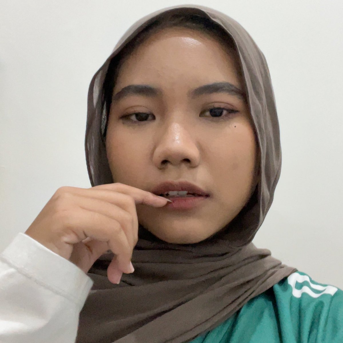 onyysglit's tweet photo. can anyone draw my eyebrows??? 😓 https://t.co/HnJQTnr1W2