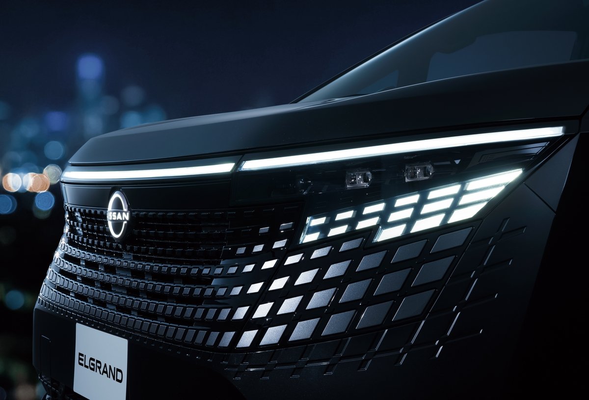 NEWCARinjapan's tweet photo. 新型日産 エルグランド VIPが発売

869万8800円〜
ダークメタルグレーボディパーツ
専用18インチアルミホイール
ダーククロムフィニッシャー
サテングレーメタリックドアサッシュモール
ウェルカム&amp;ステップイルミネーション
15.6インチ後席スクリーン
専用内装加飾
読書灯
Boseプレミアムサウンド https://t.co/LNcJJPiTZN