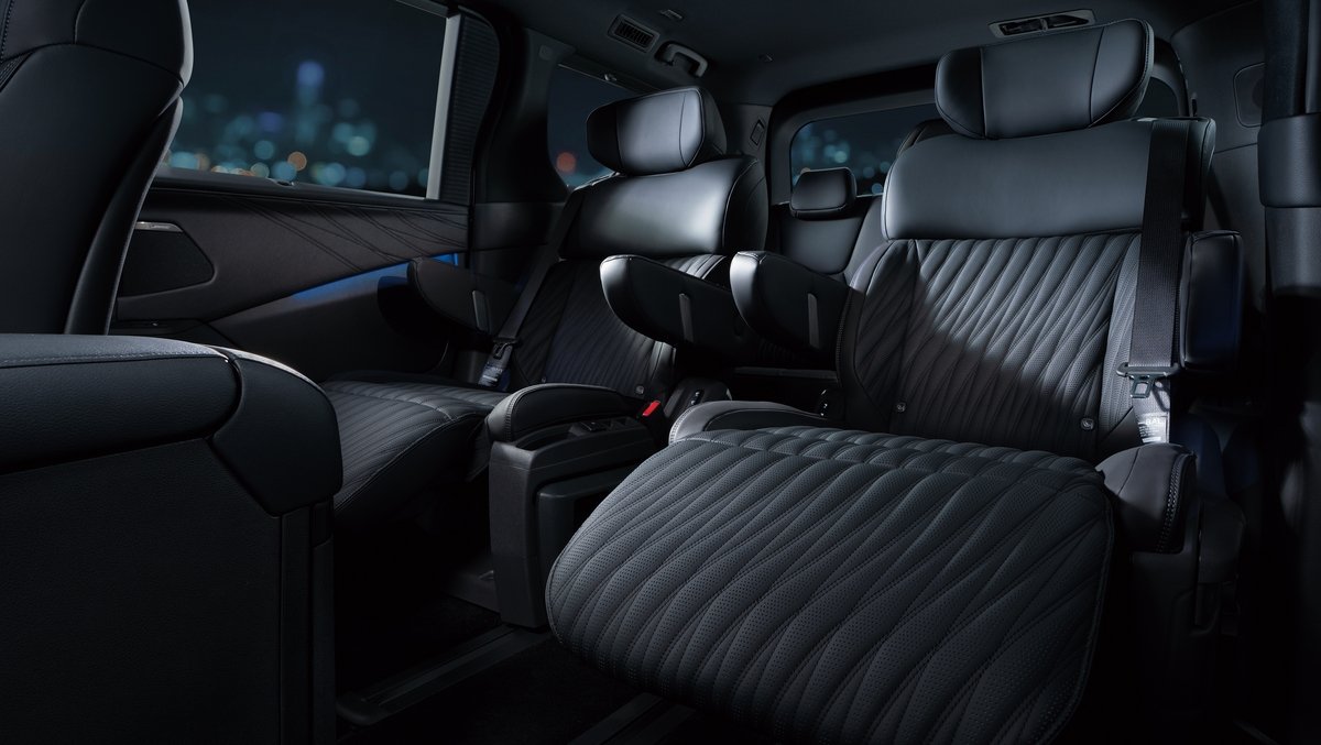 NEWCARinjapan's tweet photo. 新型日産 エルグランド VIPが発売

869万8800円〜
ダークメタルグレーボディパーツ
専用18インチアルミホイール
ダーククロムフィニッシャー
サテングレーメタリックドアサッシュモール
ウェルカム&amp;ステップイルミネーション
15.6インチ後席スクリーン
専用内装加飾
読書灯
Boseプレミアムサウンド https://t.co/LNcJJPiTZN