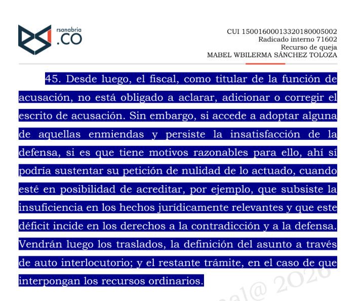 Ronaldsanabria1's tweet photo. PRIMERO SE REALIZAN LAS OBSERVACIONES Y SE FORMULA LA ACUSACIÓN, LUEGO SE PLANTEAN NULIDADES SOBRE HECHOS JURÍDICAMENTE RELEVANTES
AP753-2026

Consulte el análisis: https://t.co/b2Vofc0yIC

En este caso, fiscal fue llamada a juicio por varios delitos relacionados con el ejercicio de sus funciones. Durante la audiencia de acusación, su defensa sostuvo que el escrito presentado por la Fiscalía no describía con suficiente claridad los hechos jurídicamente relevantes, es decir, aquellos hechos concretos que sirven de fundamento a la acusación y frente a los cuales debe ejercerse el derecho de defensa. Con ese argumento solicitó que se declarara la nulidad de todo lo actuado desde la audiencia de imputación.

El Tribunal rechazó esa petición al considerar que la defensa había acudido directamente a la nulidad sin utilizar previamente el mecanismo previsto en la ley para corregir las presuntas deficiencias del escrito de acusación. Inconforme con esa decisión, la procesada acudió a la Corte Suprema de Justicia mediante recurso de queja, insistiendo en que la negativa vulneraba su derecho de defensa y a la doble instancia.

Al estudiar el caso, la Corte explicó que la audiencia de acusación tiene un orden procesal que no puede ignorarse. Si la defensa considera que el escrito de acusación contiene hechos poco claros, incompletos o insuficientes, primero debe formular las observaciones correspondientes para que la Fiscalía tenga la oportunidad de aclarar, adicionar o corregir la acusación, tal como lo autoriza el artículo 339 del Código de Procedimiento Penal. Solo después de agotado ese trámite, y únicamente si las deficiencias persisten y afectan realmente el derecho de defensa o el debido proceso, será procedente promover un incidente de nulidad.

Con base en ese razonamiento, la Corte concluyó que la defensa omitió el procedimiento previsto por la ley y acudió directamente al mecanismo más drástico: solicitar la nulidad de toda la actuación. Por esa razón, consideró acertado que el Tribunal rechazara de plano la petición y precisó que esa determinación constituía una orden de dirección del proceso, dirigida a evitar actuaciones dilatorias, razón por la cual no era susceptible del recurso de apelación.

Esta decisión deja una regla práctica de gran importancia para quienes intervienen en el proceso penal: las deficiencias en los hechos jurídicamente relevantes del escrito de acusación no autorizan, por sí solas, la nulidad del proceso. Antes debe agotarse el mecanismo de aclaración, adición o corrección previsto en el artículo 339 del Código de Procedimiento Penal. Solo cuando ese mecanismo resulte insuficiente y la irregularidad tenga una incidencia real sobre el derecho de defensa podrá plantearse válidamente la nulidad.