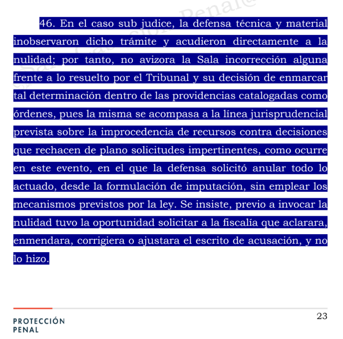 Ronaldsanabria1's tweet photo. PRIMERO SE REALIZAN LAS OBSERVACIONES Y SE FORMULA LA ACUSACIÓN, LUEGO SE PLANTEAN NULIDADES SOBRE HECHOS JURÍDICAMENTE RELEVANTES
AP753-2026

Consulte el análisis: https://t.co/b2Vofc0yIC

En este caso, fiscal fue llamada a juicio por varios delitos relacionados con el ejercicio de sus funciones. Durante la audiencia de acusación, su defensa sostuvo que el escrito presentado por la Fiscalía no describía con suficiente claridad los hechos jurídicamente relevantes, es decir, aquellos hechos concretos que sirven de fundamento a la acusación y frente a los cuales debe ejercerse el derecho de defensa. Con ese argumento solicitó que se declarara la nulidad de todo lo actuado desde la audiencia de imputación.

El Tribunal rechazó esa petición al considerar que la defensa había acudido directamente a la nulidad sin utilizar previamente el mecanismo previsto en la ley para corregir las presuntas deficiencias del escrito de acusación. Inconforme con esa decisión, la procesada acudió a la Corte Suprema de Justicia mediante recurso de queja, insistiendo en que la negativa vulneraba su derecho de defensa y a la doble instancia.

Al estudiar el caso, la Corte explicó que la audiencia de acusación tiene un orden procesal que no puede ignorarse. Si la defensa considera que el escrito de acusación contiene hechos poco claros, incompletos o insuficientes, primero debe formular las observaciones correspondientes para que la Fiscalía tenga la oportunidad de aclarar, adicionar o corregir la acusación, tal como lo autoriza el artículo 339 del Código de Procedimiento Penal. Solo después de agotado ese trámite, y únicamente si las deficiencias persisten y afectan realmente el derecho de defensa o el debido proceso, será procedente promover un incidente de nulidad.

Con base en ese razonamiento, la Corte concluyó que la defensa omitió el procedimiento previsto por la ley y acudió directamente al mecanismo más drástico: solicitar la nulidad de toda la actuación. Por esa razón, consideró acertado que el Tribunal rechazara de plano la petición y precisó que esa determinación constituía una orden de dirección del proceso, dirigida a evitar actuaciones dilatorias, razón por la cual no era susceptible del recurso de apelación.

Esta decisión deja una regla práctica de gran importancia para quienes intervienen en el proceso penal: las deficiencias en los hechos jurídicamente relevantes del escrito de acusación no autorizan, por sí solas, la nulidad del proceso. Antes debe agotarse el mecanismo de aclaración, adición o corrección previsto en el artículo 339 del Código de Procedimiento Penal. Solo cuando ese mecanismo resulte insuficiente y la irregularidad tenga una incidencia real sobre el derecho de defensa podrá plantearse válidamente la nulidad.