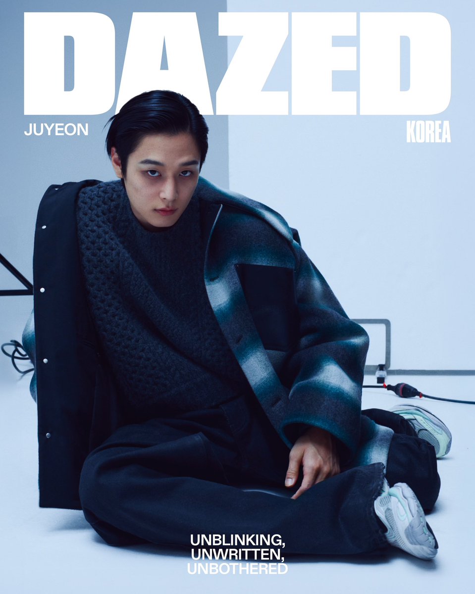 115kitten's tweet photo. 260716 데이즈드 인스타 #주연
 The Cover for 2026 AUGUST Issue of <DAZED> KOREA

피에르파올로 피치올리가 그의 첫 쿠튀르 쇼에서 스태프와 연구복을 맞춰 입고 등장한다. 발렌시아가도 새 출발을 한대. 그럴 줄 알았다니까. 운명처럼 맞아 떨어진 출발선에서 주연은 가벼운 동작으로 몸을 풀고 있다. 그 모습이, 이제는 고수(高手) 같다.