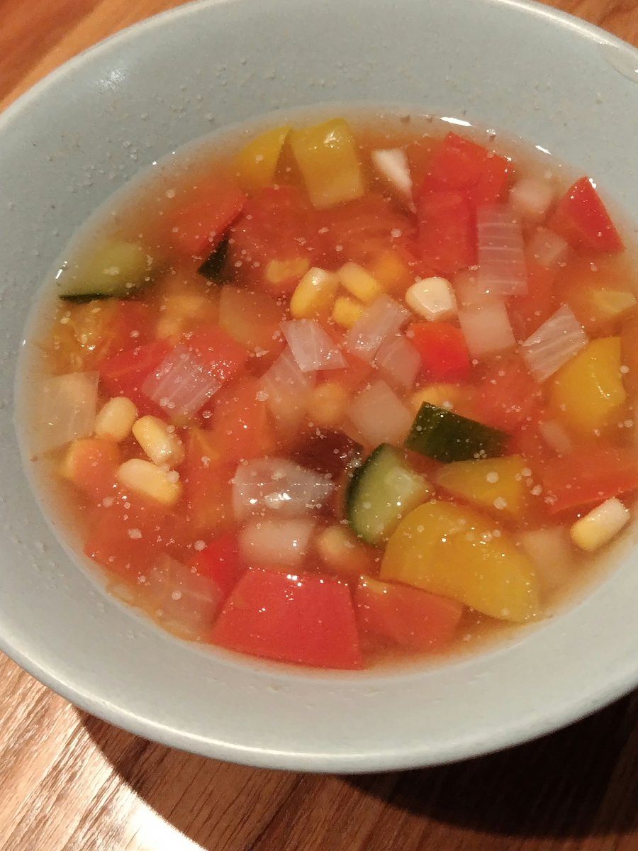 Bar_Jbridge's tweet photo. 今日のランチは義母に代わり店主が👍
暑くなったら作りたかった冷製スープを。
『店主特製夏野菜の冷製コンソメスープ』
キュウリ、トマト、とうもろこし、茄子、パプリカ等など🙌
こちらの画像で大盛かおにぎり１個かドリンクお替りサービスが
#冷製コンソメスープ #おにぎり813
#夏野菜の冷製スープ https://t.co/hKckBNr3AL