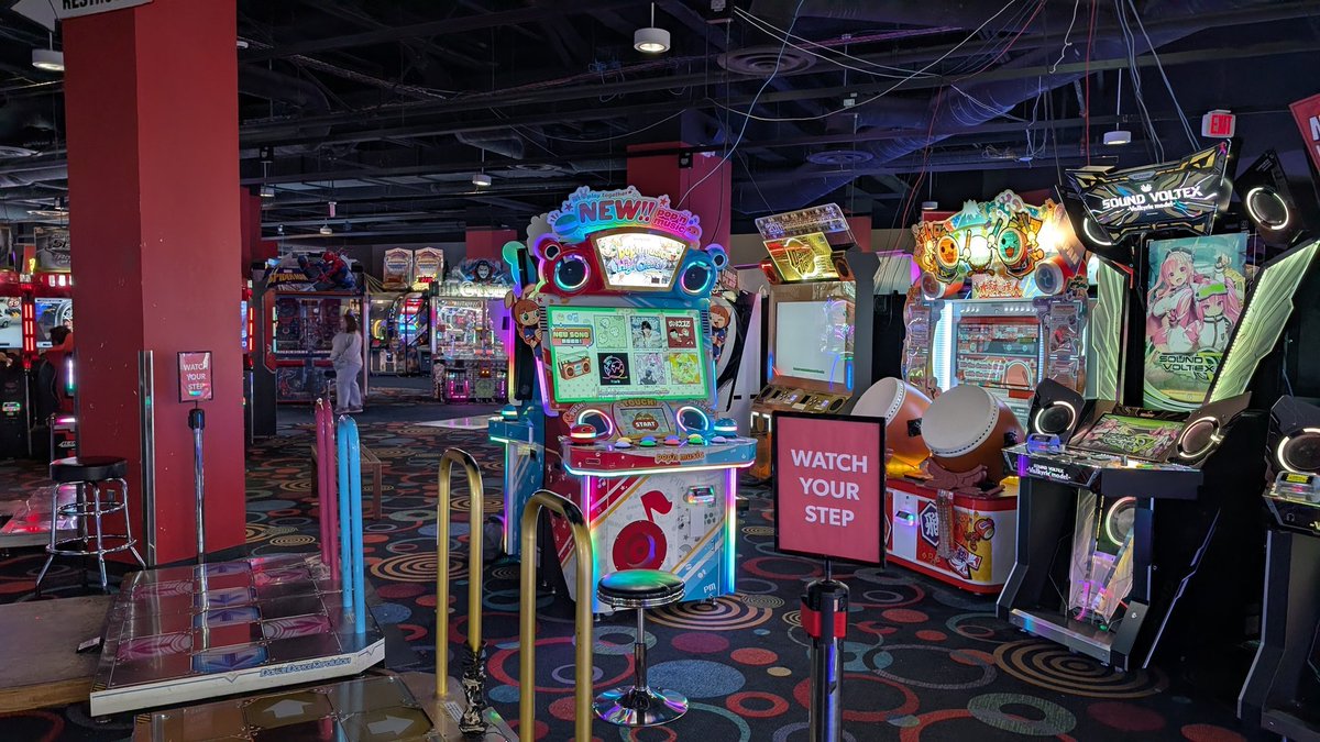 sunleonid's tweet photo. Seriously, what kind of vendetta against Pop'n are the US arcades having? Can I PLEASE have ONE Pop'n cabinet not in the most ridiculous spot imaginable? Can a man god forbid play Pop'n in a normal environment? https://t.co/zDdQoU81Om