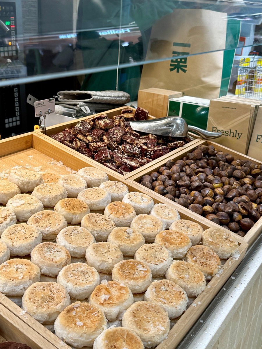 Sojuzzang1's tweet photo. Neighbors' little shared moments: helped Ms. Li carry groceries home, she gave me homemade osmanthus cakes in return. Today's sweetness comes from our warm neighborhood!， https://t.co/MfnGNPTEyZ