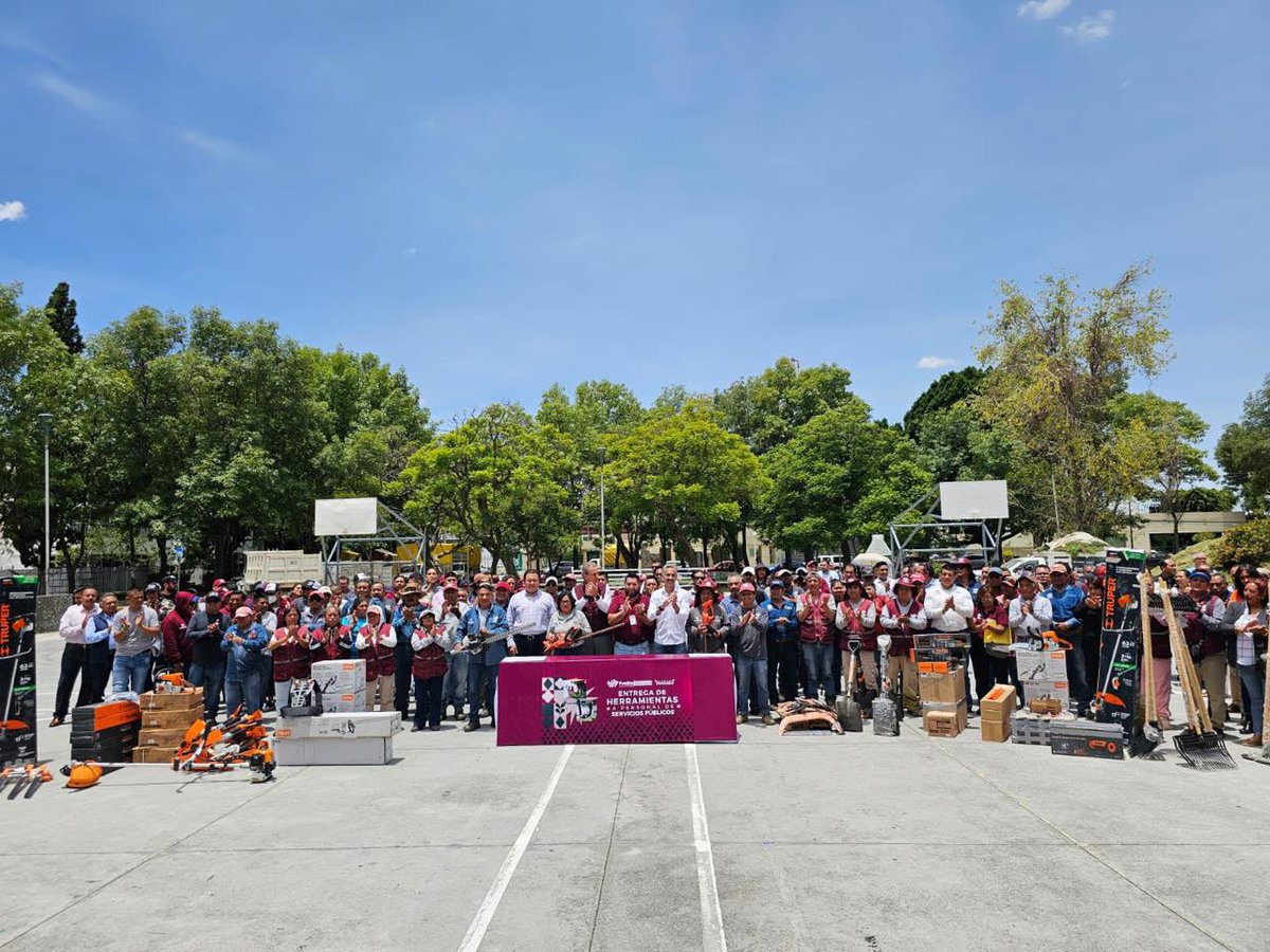 GonzaloJuarezM's tweet photo. Para nuestro Sindicato el servicio a la ciudadanía es primordial. Fue un gusto conjuntamente con el Presidente Municipal, entregar herramientas a nuestros compañeros de Servicios Públicos. ¡Somos un gran equipo! https://t.co/FtfkGI67Lh