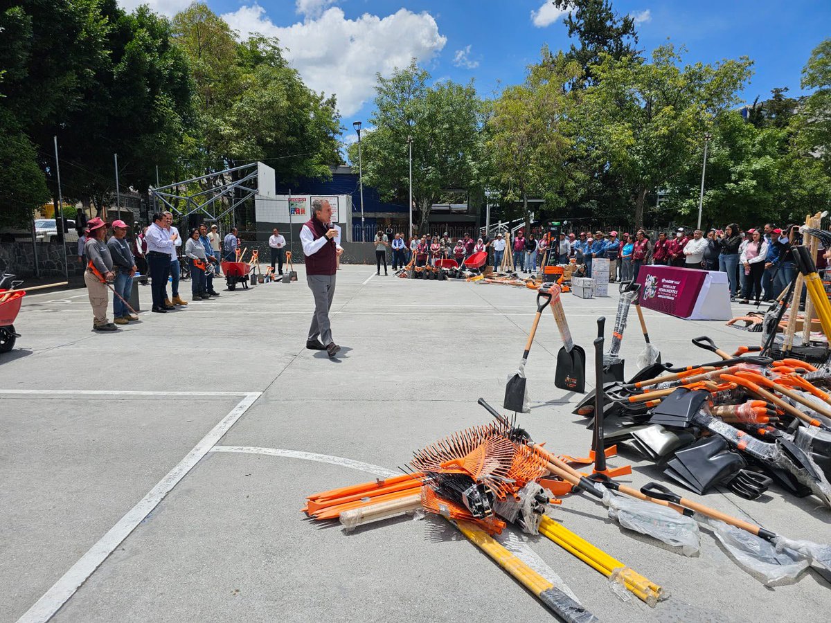 GonzaloJuarezM's tweet photo. Para nuestro Sindicato el servicio a la ciudadanía es primordial. Fue un gusto conjuntamente con el Presidente Municipal, entregar herramientas a nuestros compañeros de Servicios Públicos. ¡Somos un gran equipo! https://t.co/FtfkGI67Lh