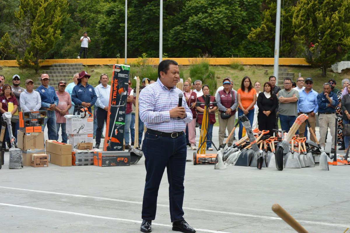GonzaloJuarezM's tweet photo. Para nuestro Sindicato el servicio a la ciudadanía es primordial. Fue un gusto conjuntamente con el Presidente Municipal, entregar herramientas a nuestros compañeros de Servicios Públicos. ¡Somos un gran equipo! https://t.co/FtfkGI67Lh