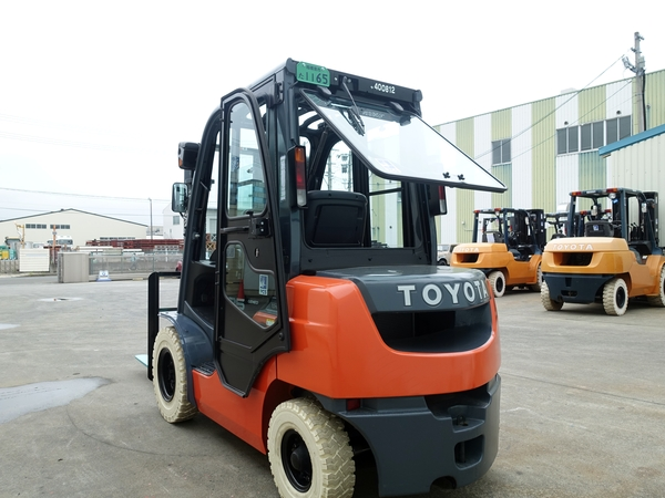pcs_forklift's tweet photo. 【#PCS仙台営業所 より】
7月も中盤、まだまだ天候が安定しない日が続いていますね☔🍃

宮城県内でも大雨が続いたり、急な強風に襲われたりと、屋外で作業をされるお客様にとっては悩ましい時期ではないでしょうか

そんな皆様のために今回増車したのが、こちらの「キャビン付きフォークリフト」です https://t.co/wKkjymWHLN