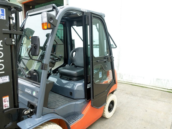 pcs_forklift's tweet photo. 【#PCS仙台営業所 より】
7月も中盤、まだまだ天候が安定しない日が続いていますね☔🍃

宮城県内でも大雨が続いたり、急な強風に襲われたりと、屋外で作業をされるお客様にとっては悩ましい時期ではないでしょうか

そんな皆様のために今回増車したのが、こちらの「キャビン付きフォークリフト」です https://t.co/wKkjymWHLN