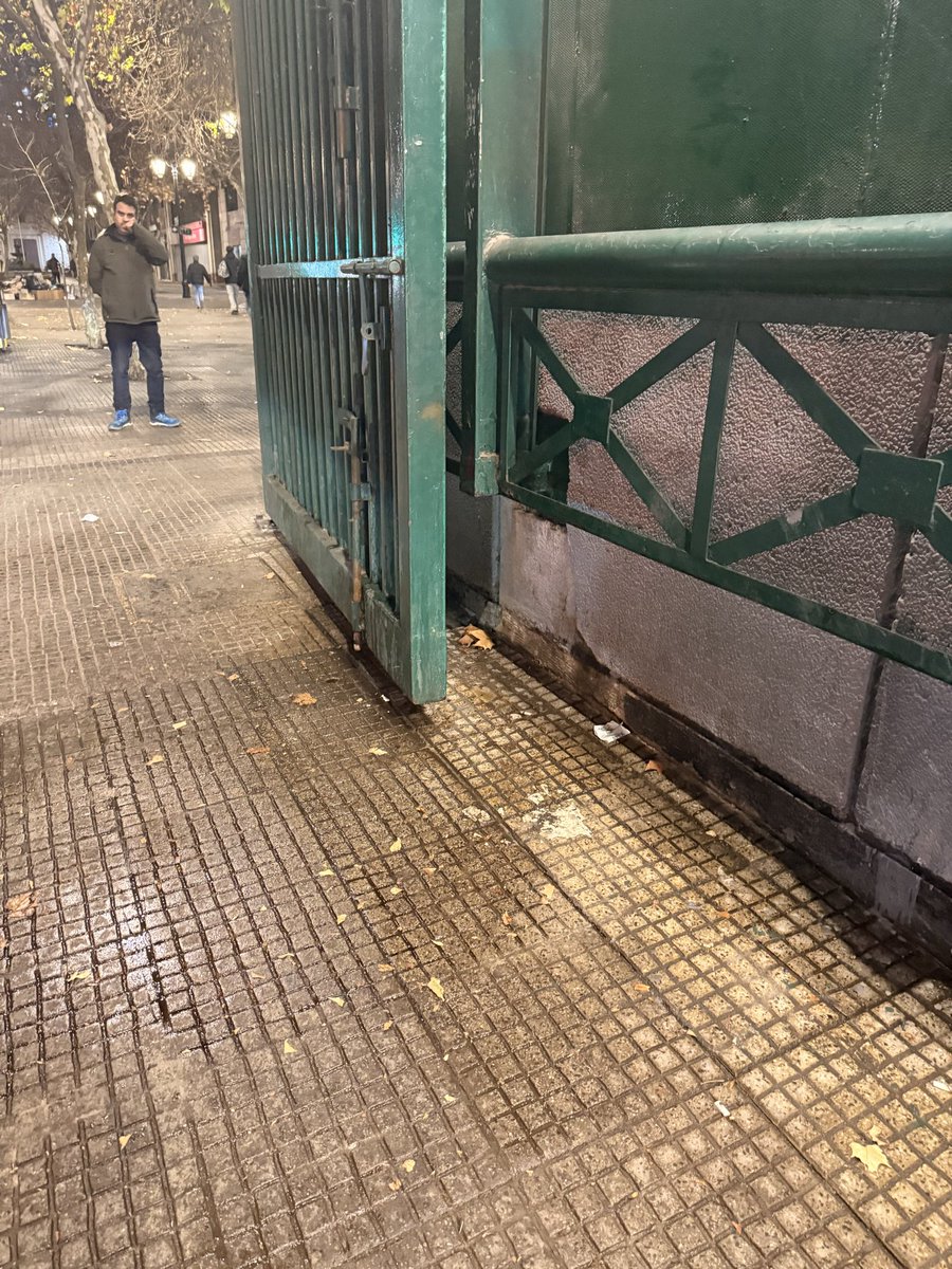 kerends7's tweet photo. @metrodesantiago ¿existe alguna forma de intervenir para que la salida Serrano de la estación Universidad de Chile deje de ser el urinario del centro?El olor es insoportable y el lugar está descuidado. Es indignante que una estación tan concurrida se mantenga en esas condiciones. https://t.co/uUplOEy93u