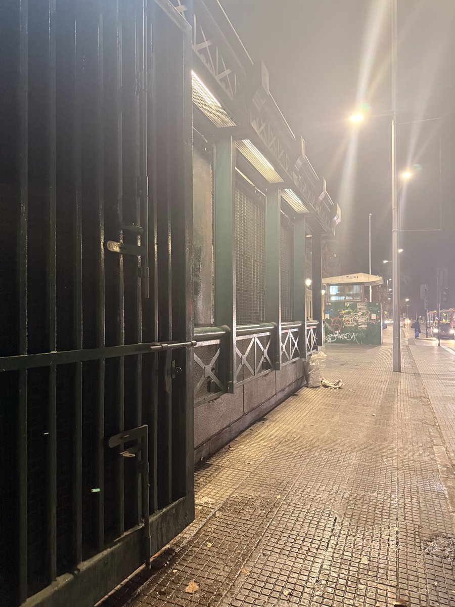 kerends7's tweet photo. @metrodesantiago ¿existe alguna forma de intervenir para que la salida Serrano de la estación Universidad de Chile deje de ser el urinario del centro?El olor es insoportable y el lugar está descuidado. Es indignante que una estación tan concurrida se mantenga en esas condiciones. https://t.co/uUplOEy93u