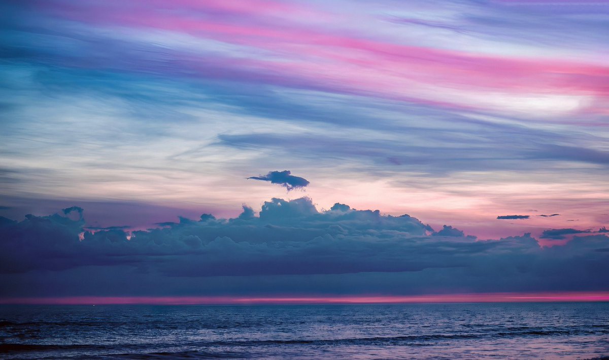 lunecrumbss's tweet photo. when blue meets pink, the sky becomes art https://t.co/p0LTtwlGNC