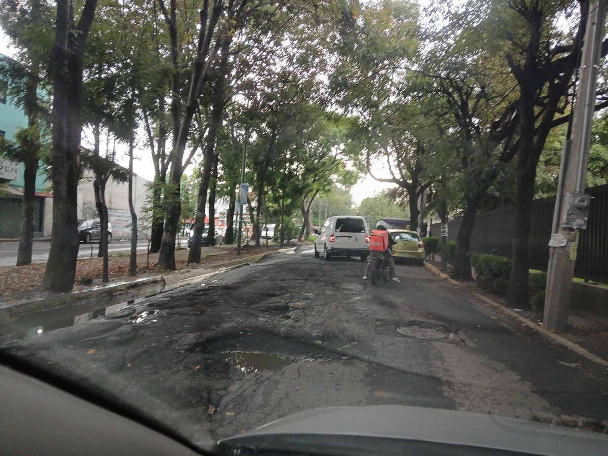 AbrahamLE1979's tweet photo. Quiubo @yancolozano ? Cuando mandas arreglar esto? Lleva años así,  ya concluyó el mundial aquí y Nació. Tira paro @locatel_mx @GobCDMX https://t.co/OOeEN9hlEi