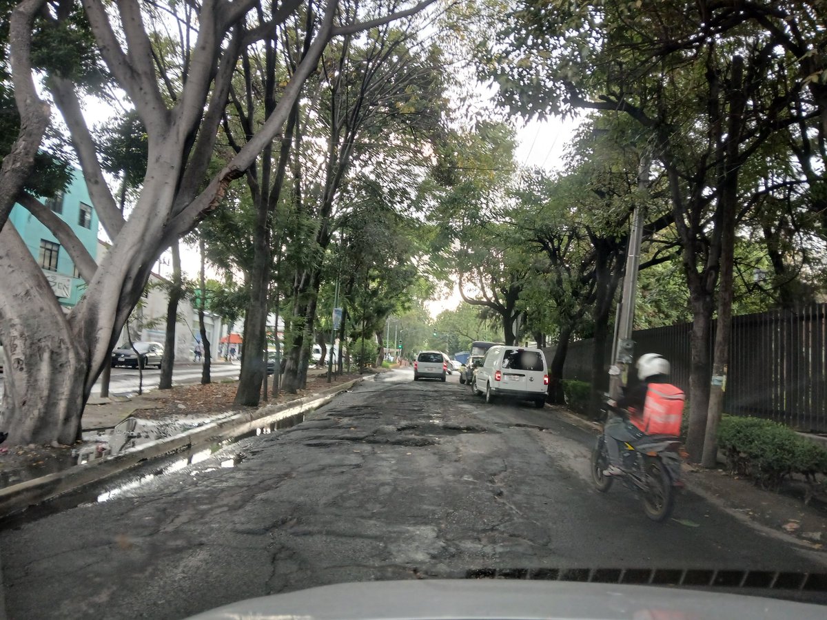 AbrahamLE1979's tweet photo. Quiubo @yancolozano ? Cuando mandas arreglar esto? Lleva años así,  ya concluyó el mundial aquí y Nació. Tira paro @locatel_mx @GobCDMX https://t.co/OOeEN9hlEi