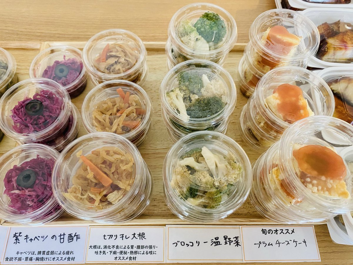 ouctigohan's tweet photo. ちょっと早い夏バテ？疲れを感じてる方が多いようです💦
胃もたれせずに消化する工夫も大事。
クミンは、消化液や胆汁の分泌を促し消化を促進する作用があります。山形から届いた！新玉ねぎ🧅甘くて美味しい😋

#あべよしこのおうちごはん 
#恵比寿お弁当　#恵比寿ごはん #恵比寿ケータリング https://t.co/r9ZInVOCn4