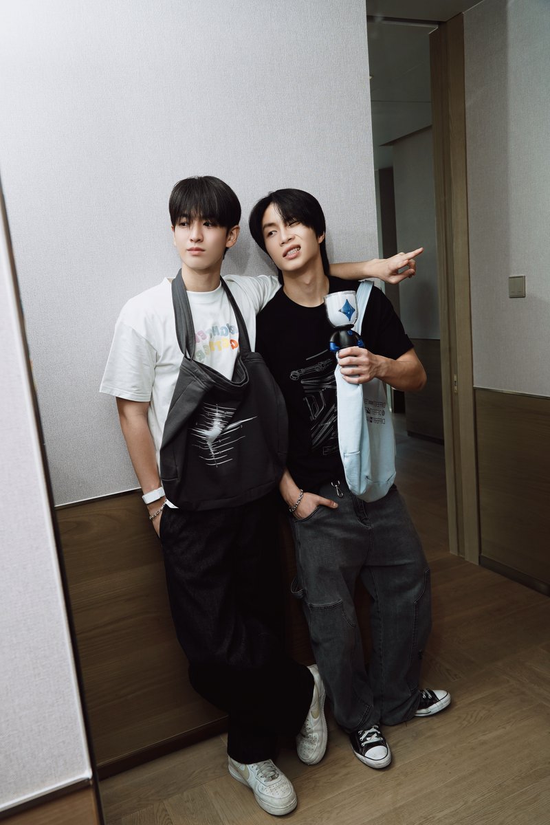 TADAMERCH's tweet photo. OFFICIAL GOODS ✨

ถ้าใส่แล้วเท่แบบนี้ ไม่ซื้อไหวหรอคับ 😎

MERCHANDISE PRE-ORDER &amp; SPECIAL LANE FOR PICK UP

🗓️ วันที่ 16 กรกฎาคม 2569 เวลา 10:00 น. – วันที่ 20 กรกฎาคม 2569 เวลา 22:00 น. (GMT+7)
🔗:  https://t.co/eLpZi91iQz

#BUS_LIGHTASONE
#BUSbecauseofyouishine
#TADAMERCH https://t.co/AoiYMW1eJB