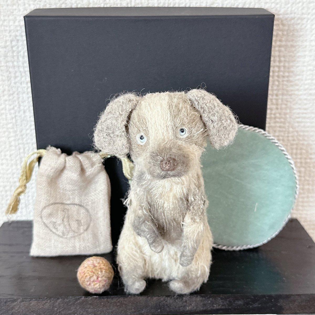 timovicke's tweet photo. 〜販売作品のご案内〜

①『どろんこの犬』

「怒られるかな、でも楽しかったんだ…」

お顔と手足が汚れていますね🤭

10㎝位　糸植毛　グラスアイ
ボール　巾着袋　マット付属

🐑ひつじたちのなつやすみ 
7/22（水）〜26（日）12:00〜19:30
場所：Gallry たまごの工房 https://t.co/rQ13BuDRIB