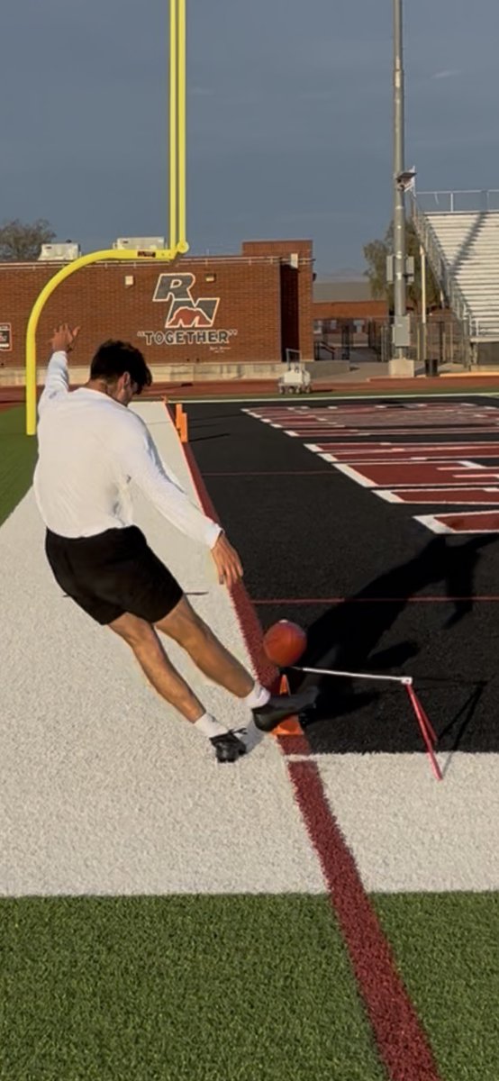 steverausch17's tweet photo. Drill Work: Back line post drills @dominic_zvada 
 
💥 Best drill to reinforce proper foot position/extension and finish down line past contact to improve accuracy and strengthen ball flight. https://t.co/ycPqMkLdeC