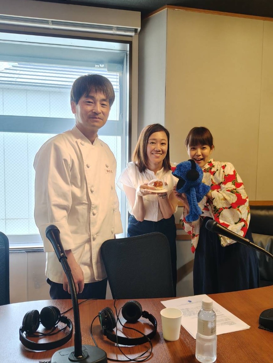 kyoto_baikal's tweet photo. 📻ラジオ出演📻

本日α-STATION「ONE FINE DAY」に、
バイカル グランシェフ竹田が
DJ 川原ちかよ氏と共に出演いたしました✨

約20分にわたり、コラボ商品「#みたらっプルパイ」や、新作「#みたらしアップルパイソフト」の魅力をたっぷりご紹介させていただきました🍎

#FM京都 #わんふぁ https://t.co/G6LBO8VHll