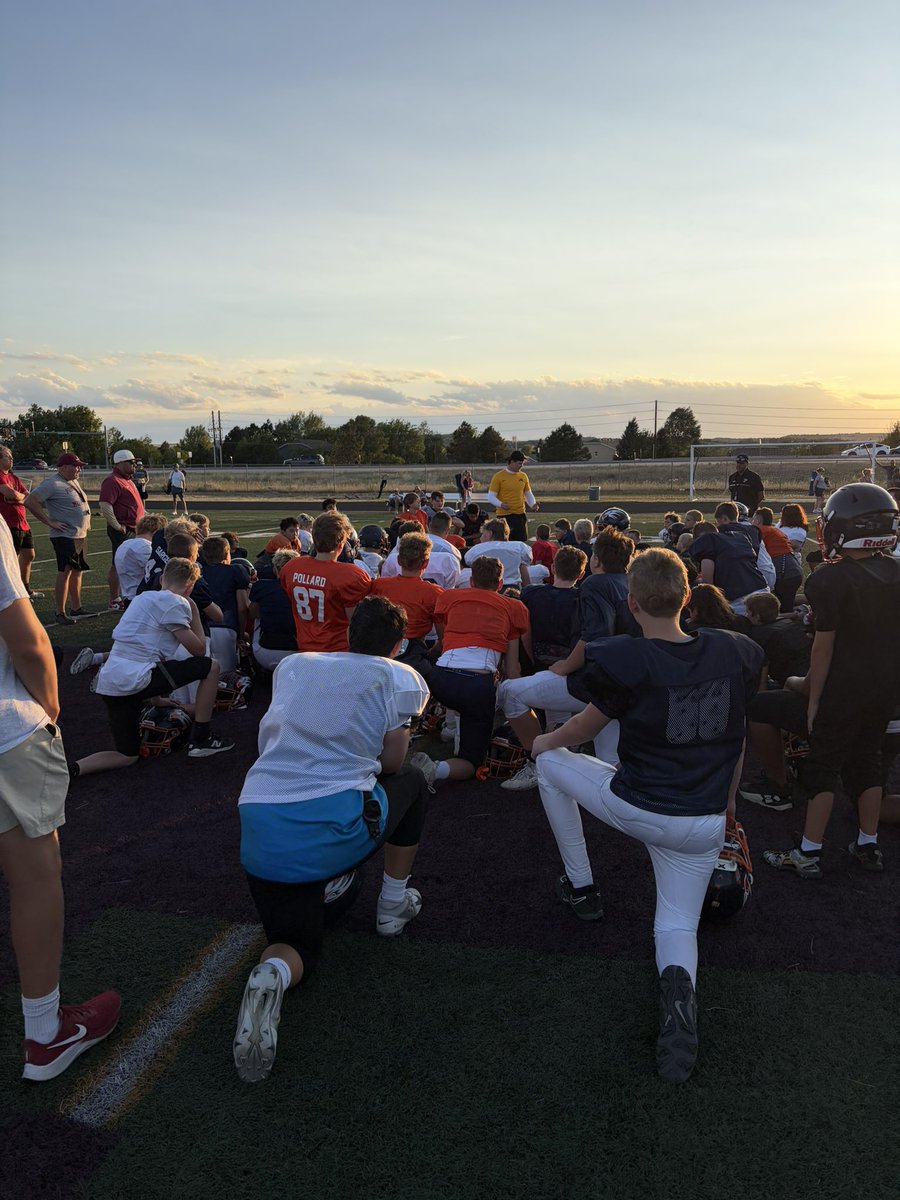 JaronCohen1's tweet photo. Another fun night - tonight’s guest coach was Eli Hamilton - former Colgate Lb , now assistant for Minnesota Golden Gopher defense. Time flies , awesome to see him doing so well and giving back. https://t.co/iXdhsAUKQt