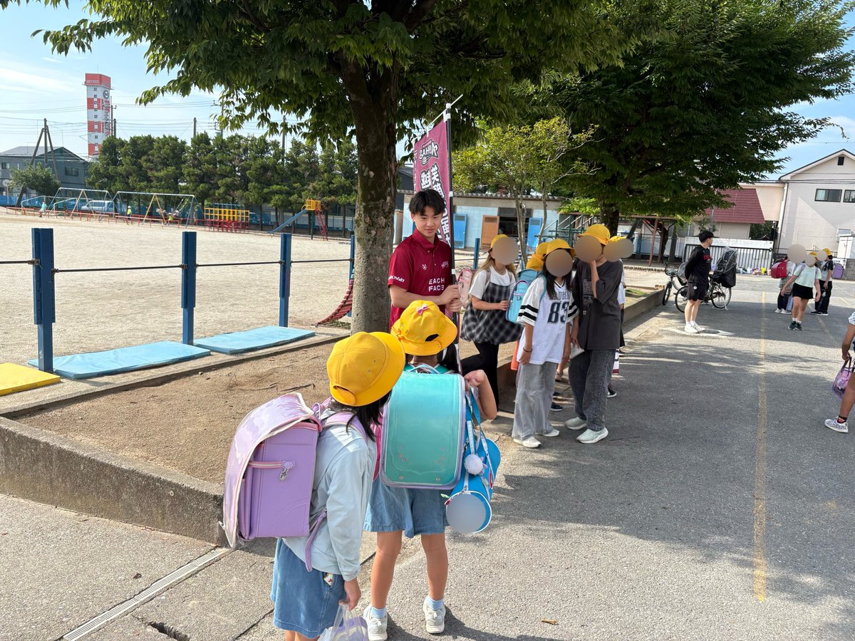 KoshigayaAlphas's tweet photo. #アルファーズ元気キャラバン🌈
supported by EACH FACE
朝のあいさつin越谷編🐣☀️
2026-27 SEASON
vol.9【越谷市立大間野小学校】

本日、#4 四家 魁人選手が大間野小学校を訪問🏫

あいさつ運動係の児童と一緒に「おはようございます☀️」と元気良くあいさつ運動を行いました✨
#カイト を囲んで児童たちが「小学生の頃シャトルラン何回でしたか？」などたくさん質問をしてくれました🎤

#四家魁人 #越谷アルファーズ #Bリーグ