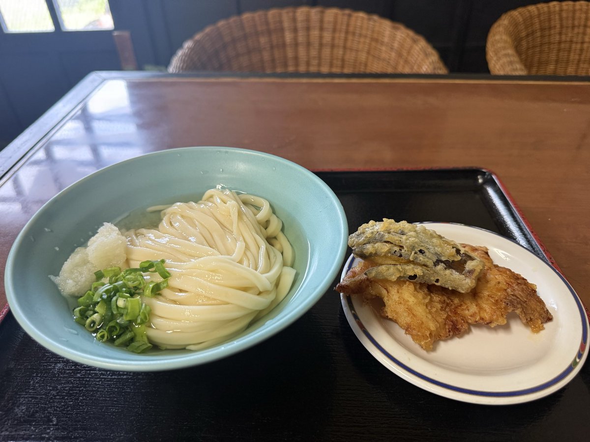 kotar17's tweet photo. 讃岐うどん巡り
2軒目はさぬき市の藍音に来ています

3人並んでました

冷かけ並330円
なすび天60円
とり天110円

麺がイイね！
うまかったゼヨ

注文する時冷かけ並でと言ったら店員さんに熱いですか冷たいのですか？と言われたぜよ…

これで493軒目！ https://t.co/ElwAsHXPrl