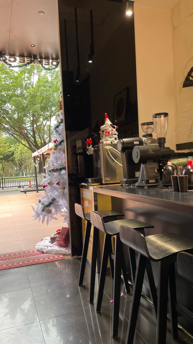 nellia1986's tweet photo. Caught up on weekly reports and grabbed a warm oat latte to power through the afternoon. Small wins make the workday better! https://t.co/XxUsQEQuuf