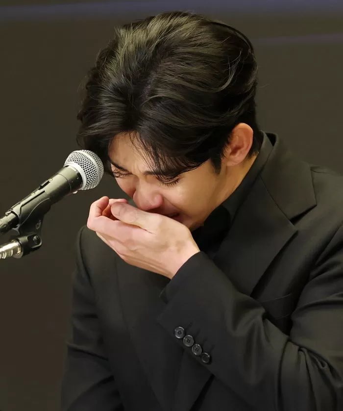 kchartsmaster's tweet photo. According to News1, Kim Soohyun has reportedly received offers for approximately 40 upcoming projects, including both films and dramas, following his return to public activities.

https://t.co/aSVIYyQpDm https://t.co/tcV8uyo2LA